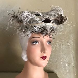 SHOWSTOPPER 1930s BROWN FELT TILT HAT WITH BROWN TIPPED WHITE OSTRICH FEATHERS